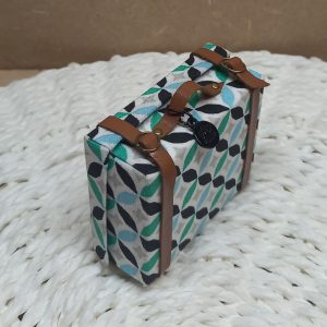 le ptit univers de sylvia, creation, miniature, dollhouse, valise, accessoire, maison de poupees, echelle 1/12, fait main, handmade