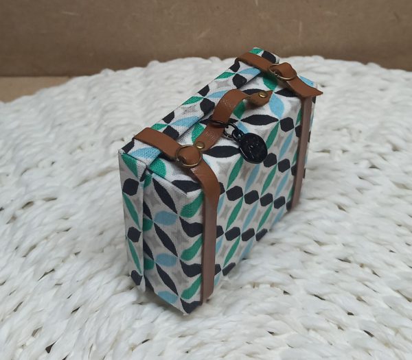 le ptit univers de sylvia, creation, miniature, dollhouse, valise, accessoire, maison de poupees, echelle 1/12, fait main, handmade