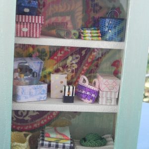 le ptit univers de sylvia, miniatures, maison de poupées, échelle 1/12, vitrine, lingère