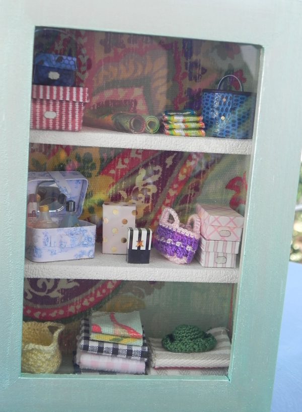 le ptit univers de sylvia, miniatures, maison de poupées, échelle 1/12, vitrine, lingère