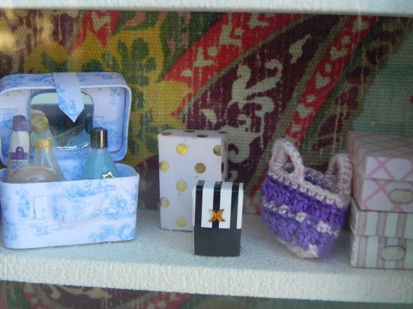 le ptit univers de sylvia, mini vitrine, scale 12th, détail accessoires, décoration, exemplaire unique, fait main