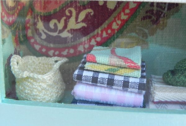 le ptit univers de sylvia, vitrine, miniatures, détail, accessoires, décoration, mini sac crochet, dollhouse