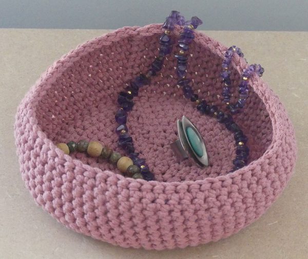 le p'tit univers de sylvia, crochet, corbeille, suggestion de présentation, vieux rose, handmade, travail manuel